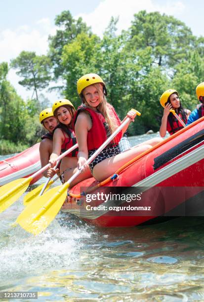 gruppe von menschen wildwasser rafting - white water rafting stock-fotos und bilder