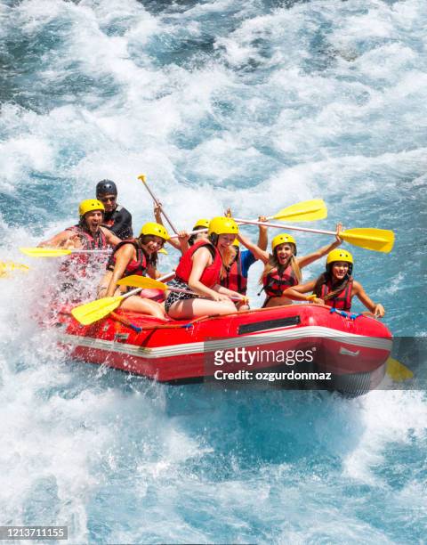 grupo de personas rafting en aguas bravas - rafting fotografías e imágenes de stock