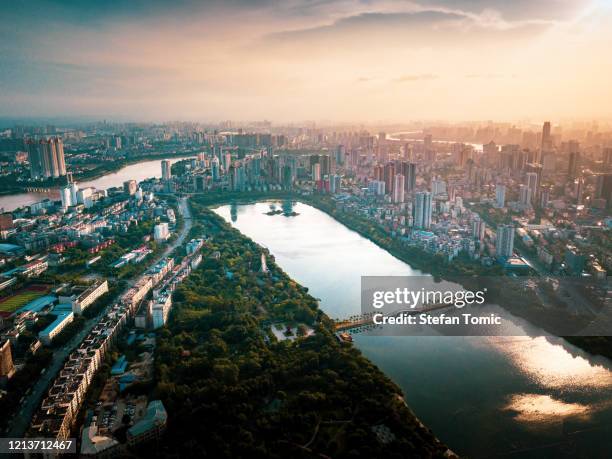 skyline von nanning in der chinesischen provinz guangxi - nanning stock-fotos und bilder