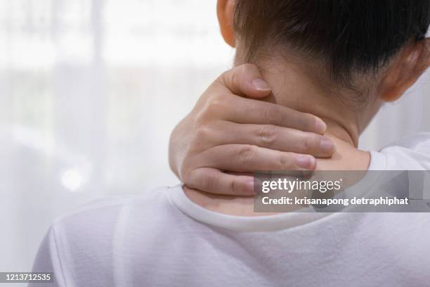 women with neck pain,women shoulder pain - menselijke nek stockfoto's en -beelden