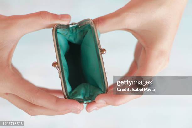 woman holding empty purse - bolso abierto fotografías e imágenes de stock