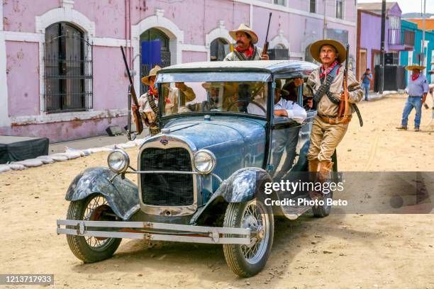 figuras y actores aficionados evocan la vida y la muerte del famoso general mexicano pancho villa - pancho villa fotografías e imágenes de stock