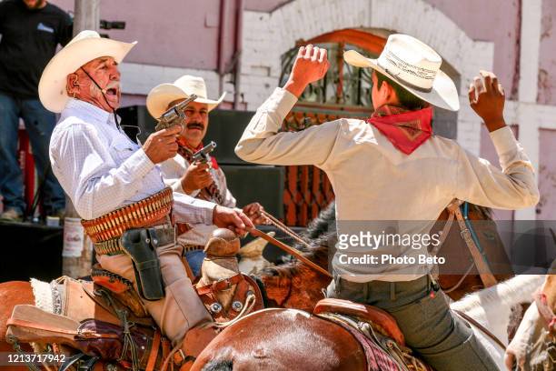 figuras y actores aficionados evocan la vida y la muerte del famoso general mexicano pancho villa - pancho villa fotografías e imágenes de stock