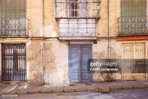 abandoned house facade - león province spain stock pictures, royalty-free photos & images