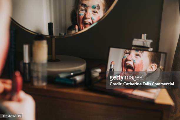 child playing with makeup - kinder schminken stockfoto's en -beelden