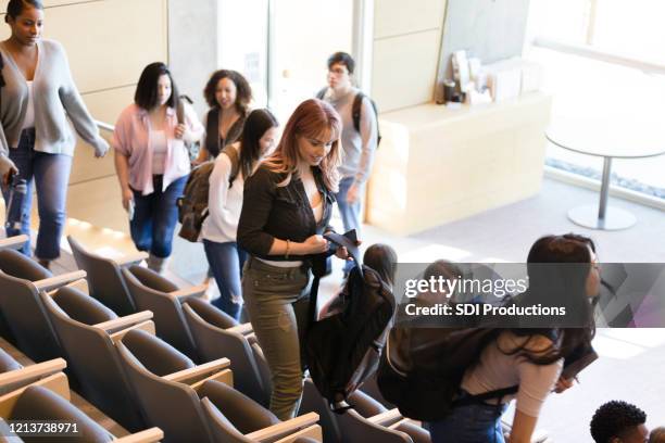 los estudiantes entran en el aula universitaria - theatre in pisa fotografías e imágenes de stock