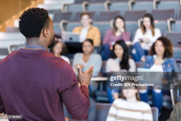 男大學教授在講課時手勢 - auditorium 個照片及圖片檔