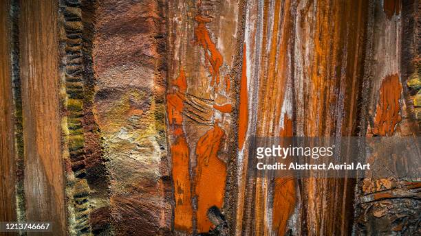aerial shot showing awe inspiring rock layers in an iron mine, australia - géologie photos et images de collection