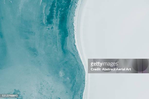 simplistic aerial shot above lake dumbleyung, australia - wasserrand stock-fotos und bilder