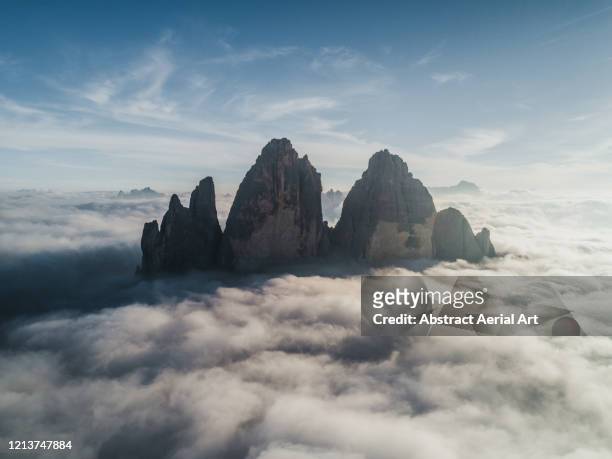 majestic aerial shot above the clouds looking towards tre cime di lavaredo, italy - unesco 個照片及圖片檔