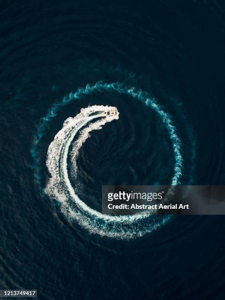 aerial view of a motorboat circling in the ocean, monaco - circle stock-fotos und bilder