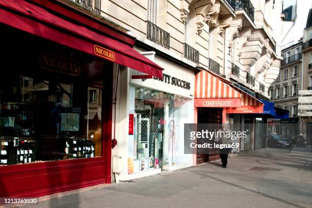 streets empty in paris, during pandemic 2020 in europe. - salon international stock pictures, royalty-free photos & images
