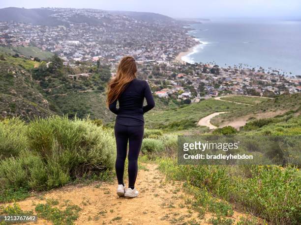 kvinna njuter av utsikten från dartmoor trail i laguna beach, ca - laguna beach kalifornien bildbanksfoton och bilder