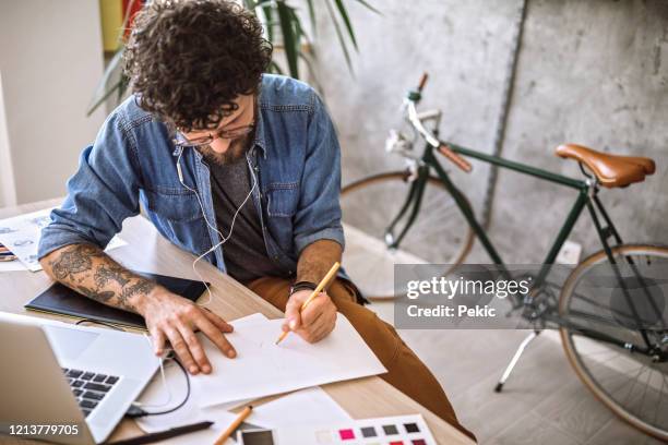 digitale kunstenaar die thuis werkt - bike headset stockfoto's en -beelden