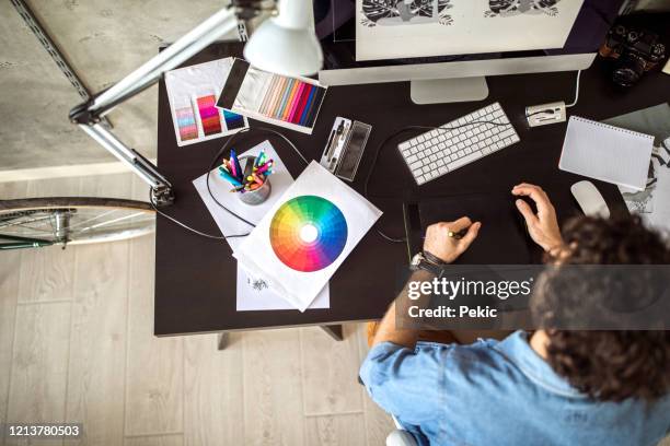 artista digital trabajando en casa - diseñador gráfico fotografías e imágenes de stock
