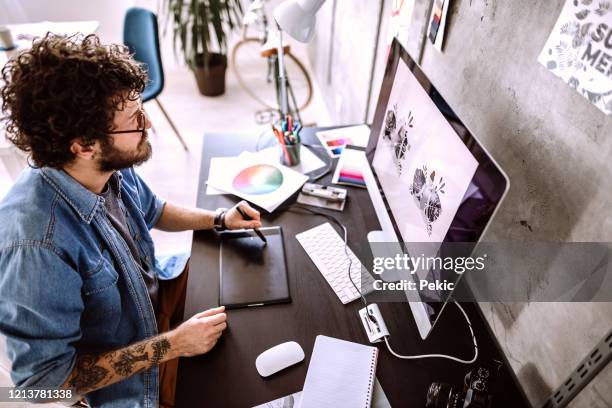 digitale kunstenaar die thuis werkt - computergrafieken stockfoto's en -beelden