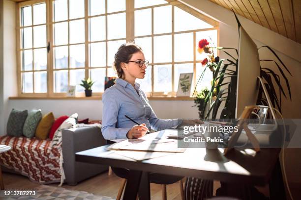 joven diseñador trabajando desde casa - home work fotografías e imágenes de stock