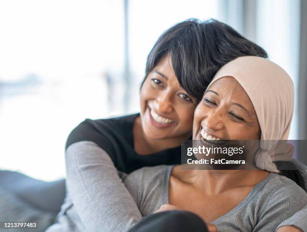 kanker patiënt lachen met haar dochter stock foto - indian mother and daughter stockfoto's en -beelden