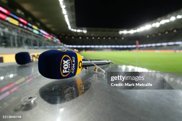 Commentator Mic Football Commentators Photos and Premium High Res Pictures - Getty Images