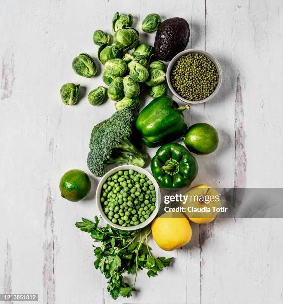 green vegetables on white, wooden background - pratos vegetarianos imagens e fotografias de stock