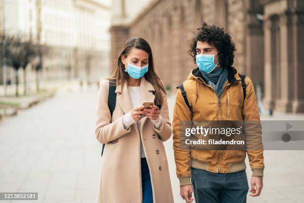 het jonge paar komt in quarantaine samen - griepmasker stockfoto's en -beelden