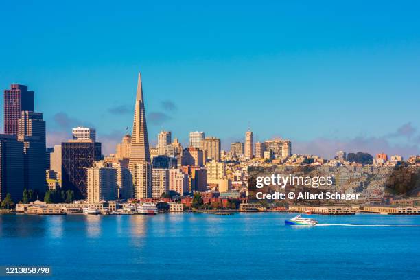 ferry approaching port of san francisco usa - californië 個照片及圖片檔