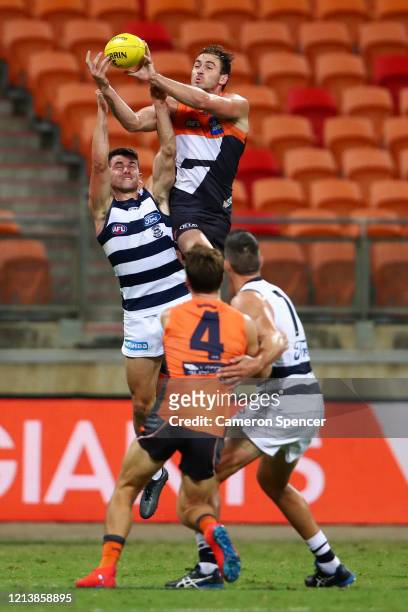 Jeremy Finlayson of the Giants attempts a mark during the round 1 AFL match between the Greater Western Sydney Giants and the Geelong Cats at GIANTS...