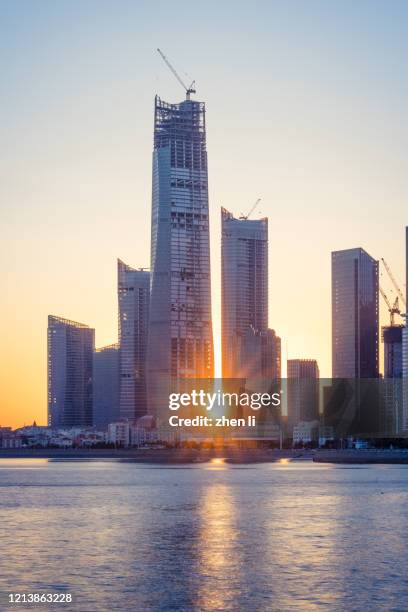 the sun set between the two skyscrapers - crevice stock pictures, royalty-free photos & images