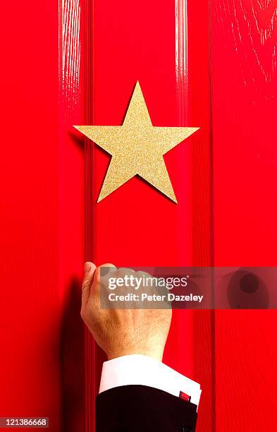 stage manager knocking on star's door - bussare foto e immagini stock