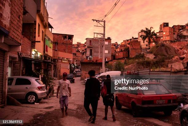 Doctor and nurses examine Paraisopolis slum's residents suspect of having Covid-19, this Tuesday, April 14th. With the lack of an efficient public...