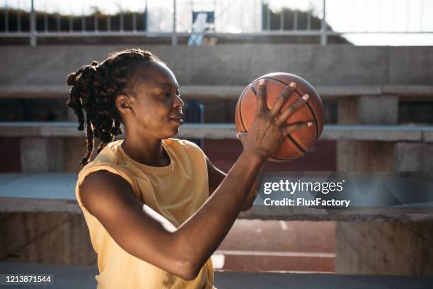 young african american athlete playing basketball - passar a bola imagens e fotografias de stock