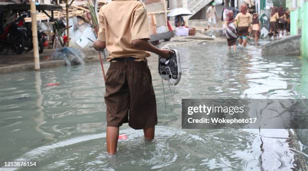 walking at flood water - torrential rain foto e immagini stock