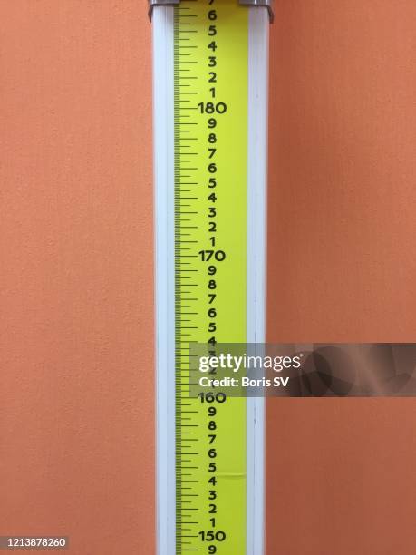 measuring height - groeimeter stockfoto's en -beelden