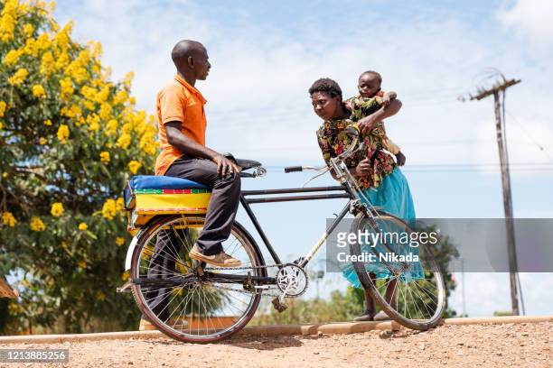 afrikanische familie auf dem straßenmarkt in malawi, afrika - rural africa family stock-fotos und bilder