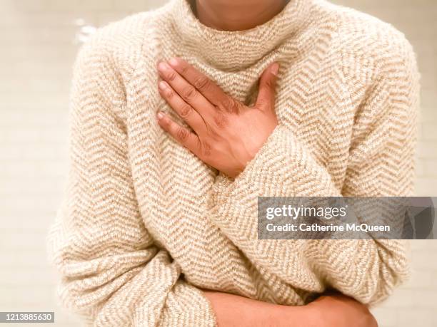 african-american woman experiences shortness of breath - symptom stock-fotos und bilder