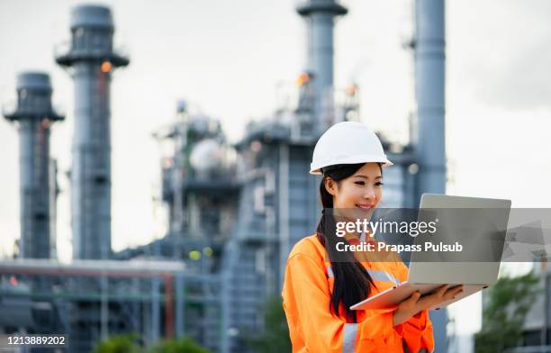 engineers and technician discussing the maintenance of a petrochemical plant. technical inspection. oil and gas industry. - hydrocarbon stock-fotos und bilder