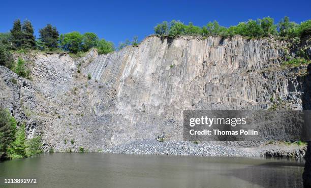 montpeloux volcano - puy de dome photos et images de collection