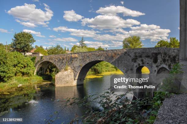 french village stone bridge - gard photos et images de collection