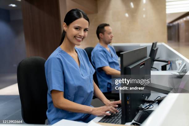 gelukkige receptioniste die bij een ziekenhuis werkt - secretary of defense ashton carter travels to middle east stockfoto's en -beelden