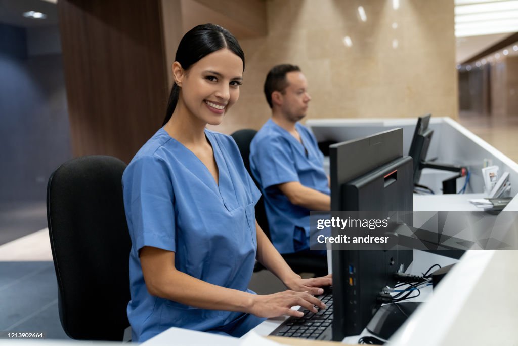 Recepcionista feliz trabalhando em um hospital