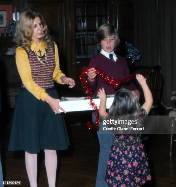 The Duchess Cayetana of Alba with their children Eugenia, XI Duchess of Montoro, and Cayetano, Count of Salvatierra, at Christmas at the 'Palacio de...