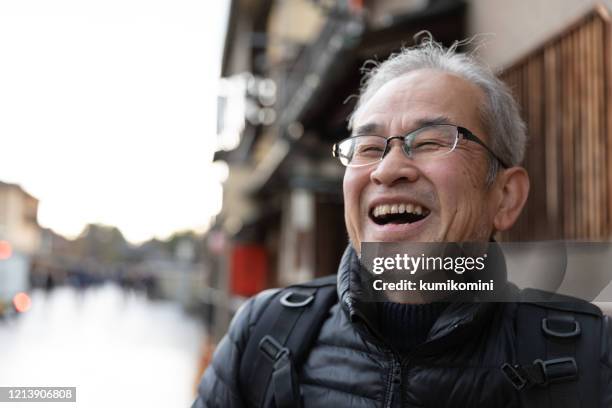 旧市街で休暇を楽しむ日本人の先輩 - old man and glasses ストックフォトと画像