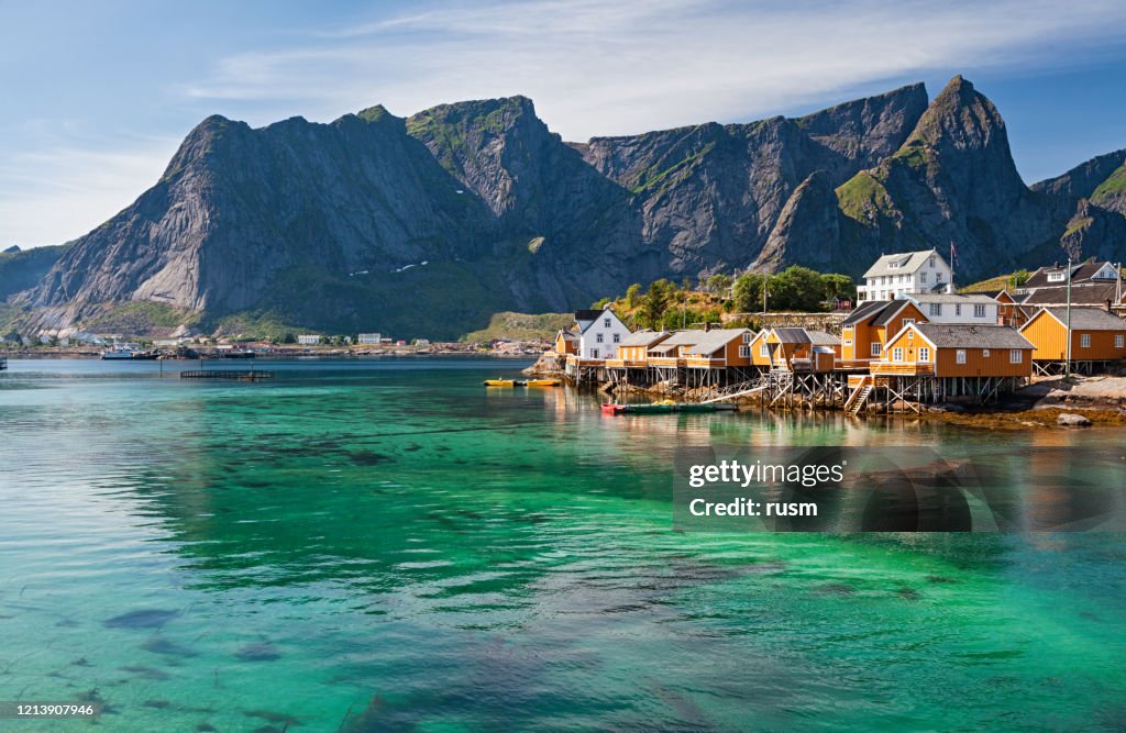 De hutten van Rorbuer dichtbij Reine, eilanden Lofoten, Noorwegen