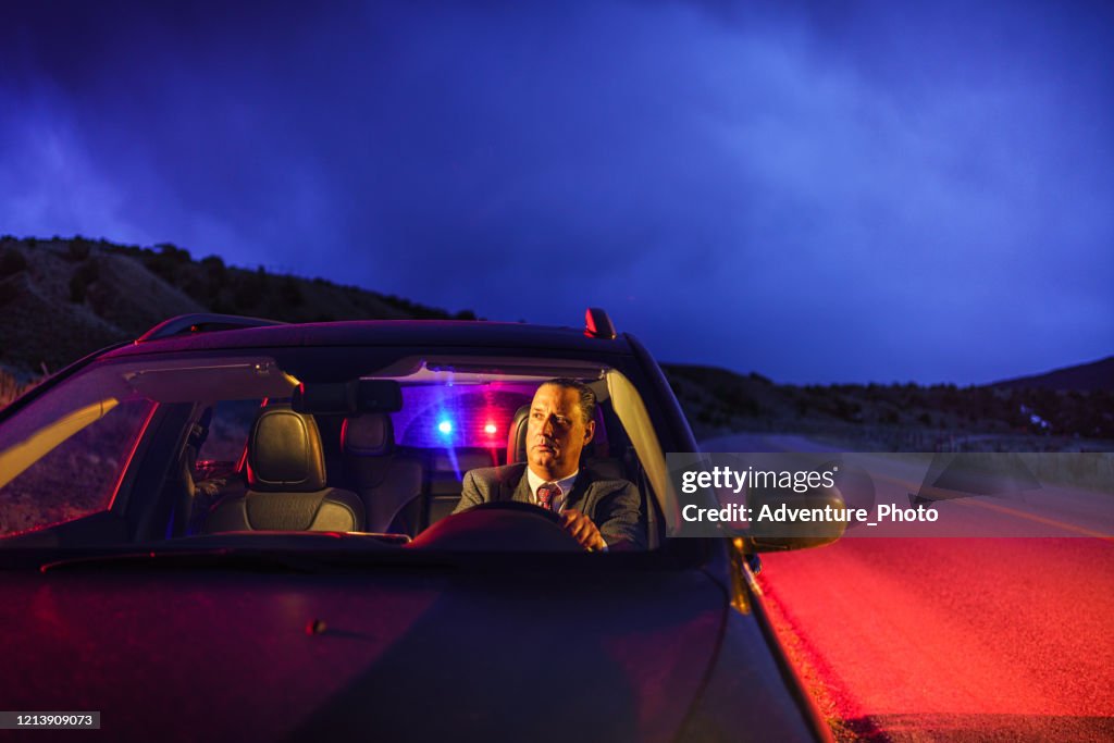 Professioneller Mann im Anzug wird von der Polizei überfahren