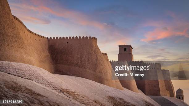 antiguas murallas de khiva uzbekistán en sunset twilight - pared fortificada fotografías e imágenes de stock