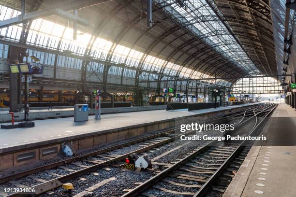 train platforms in a railway station - weichen gleise stock-fotos und bilder