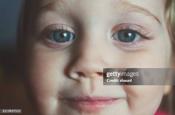 little girl looking at camera - eyelid fotografías e imágenes de stock