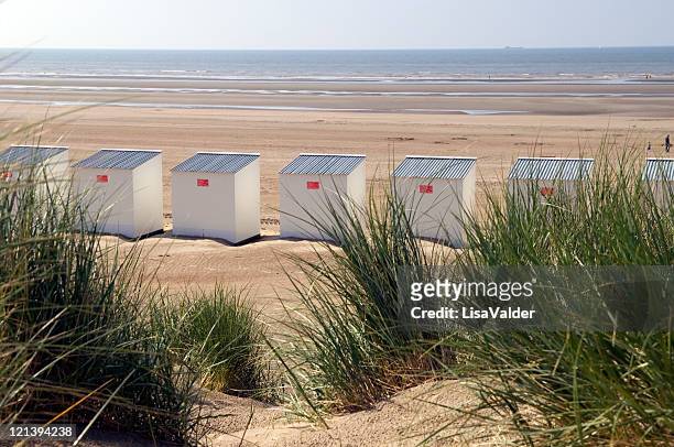 beach huts - belgische kustlijn stockfoto's en -beelden
