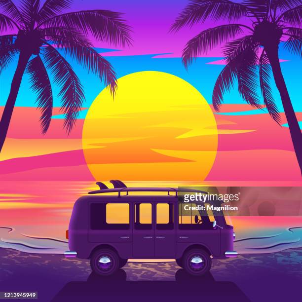 ilustrações, clipart, desenhos animados e ícones de van com prancha de surf na linda praia tropical com palmeiras e pôr do sol - destination de voyage