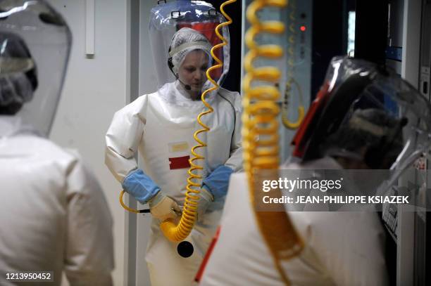 Des chercheurs manipulent des virus dans le laboratoire P4 Jean Mérieux le 27 février 2008 à Lyon. La dénomination P4 fait référence à des...